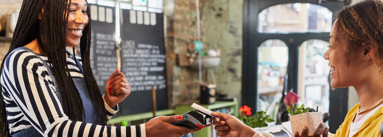 atragerea clientilor in magazin, mesaje - magazin, plata, doua femei- Pluxee Romania