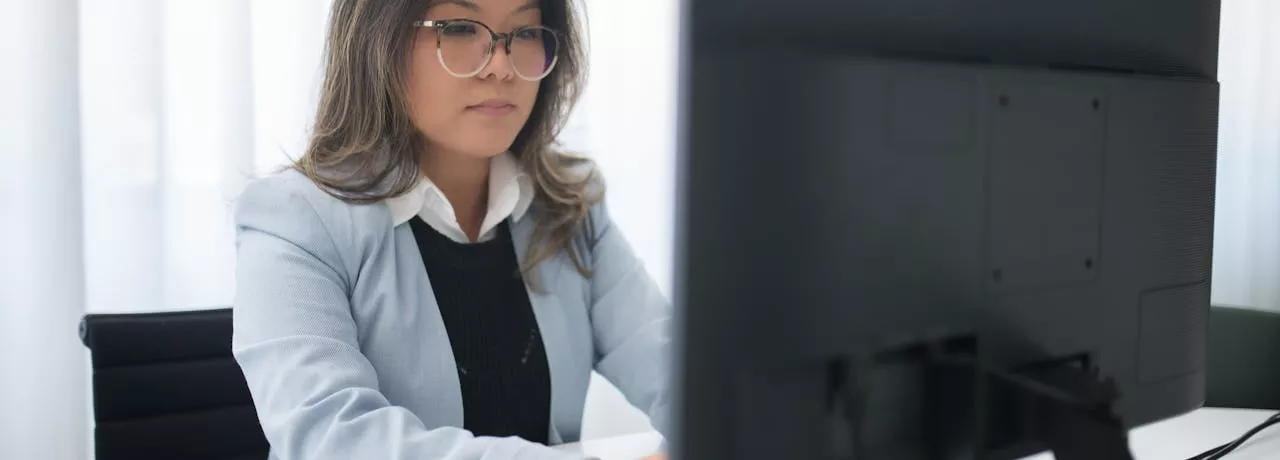 Adeverință de la angajator 2024 - femeie la birou - Pluxee Romania 