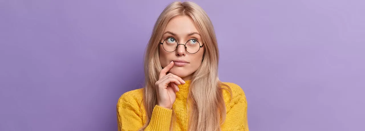 Cum alegi beneficiile extrasalariale - femeie cu ochelari-Pluxee 