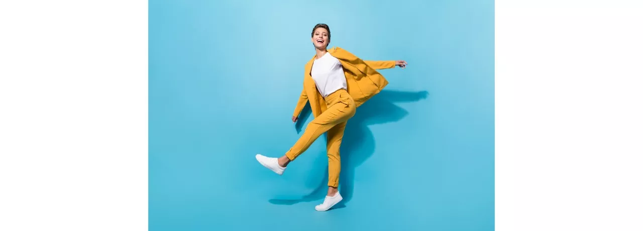 Indexarea salariului cu rata inflatiei - femeie in costum galben- Pluxee Romania 