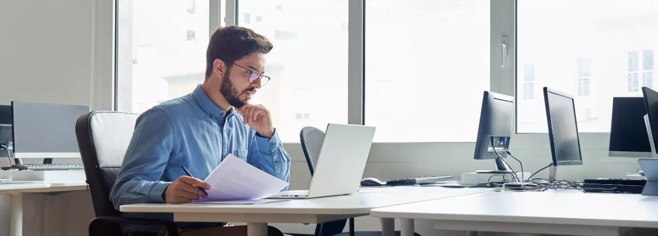 departament resurse umane - barbat la birou, laptop- Pluxee Romania