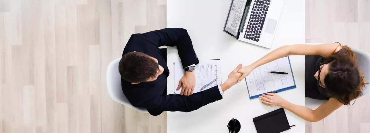 ce inseamna hr, activitati resurse umane- angajati dand mana peste birou- Pluxee Romania