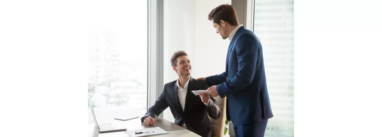 Stat de plata , ce este - barbati la birou - pluxee.ro 