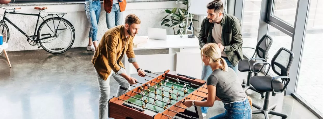 Beneficiile gamificarii - echipa jucand fusbal- pluxee.ro 