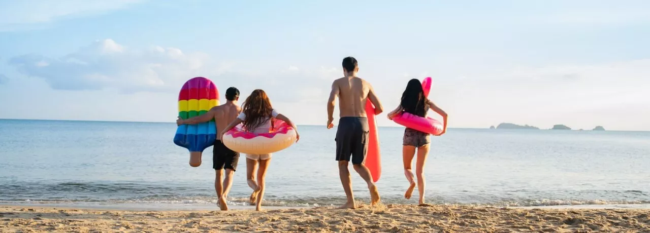 Statiuni Marea Neagra - oameni pe plaja - pluxee.ro 