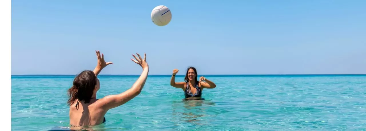 Cele mai frumoase statiuni de pe litoralul romanesc - femei jucand volei in apa - pluxee.ro 