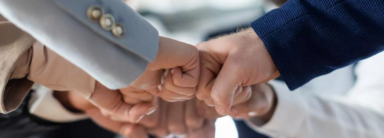 Echipă de colegi colaborând eficient pentru prevenirea conflictelor - pluxee.ro