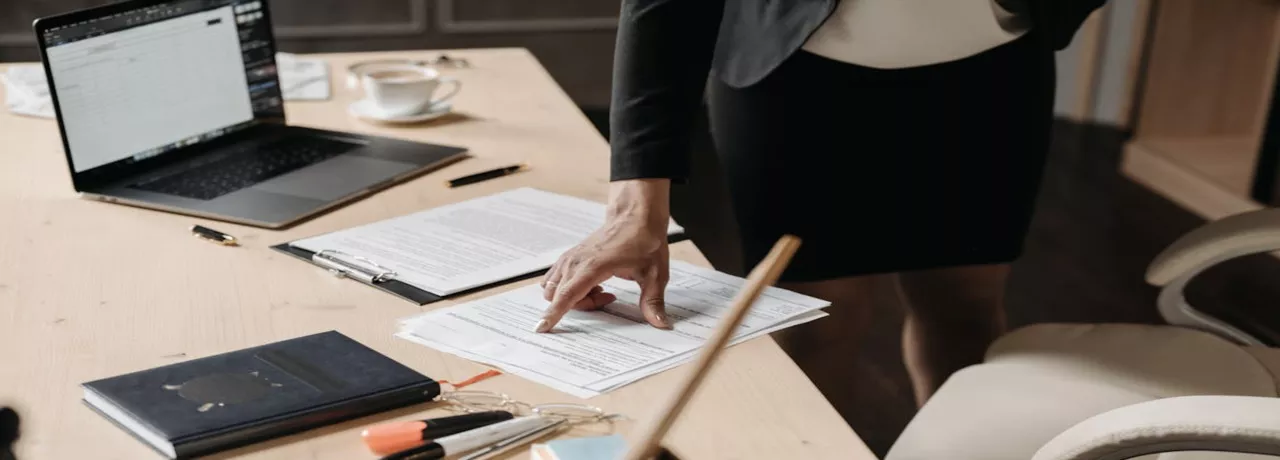 Ce este suspendarea contractului individual de muncă – definiție conform Codului Muncii - pluxee.ro