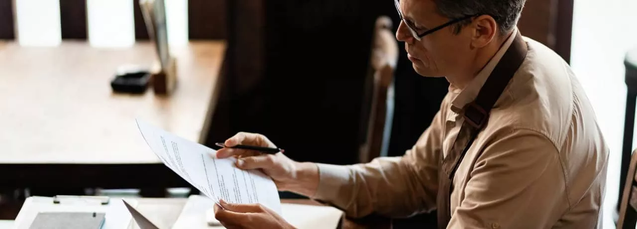 Cum se desfășoară un control ITM? - barbat verificand acte - pluxee.ro 