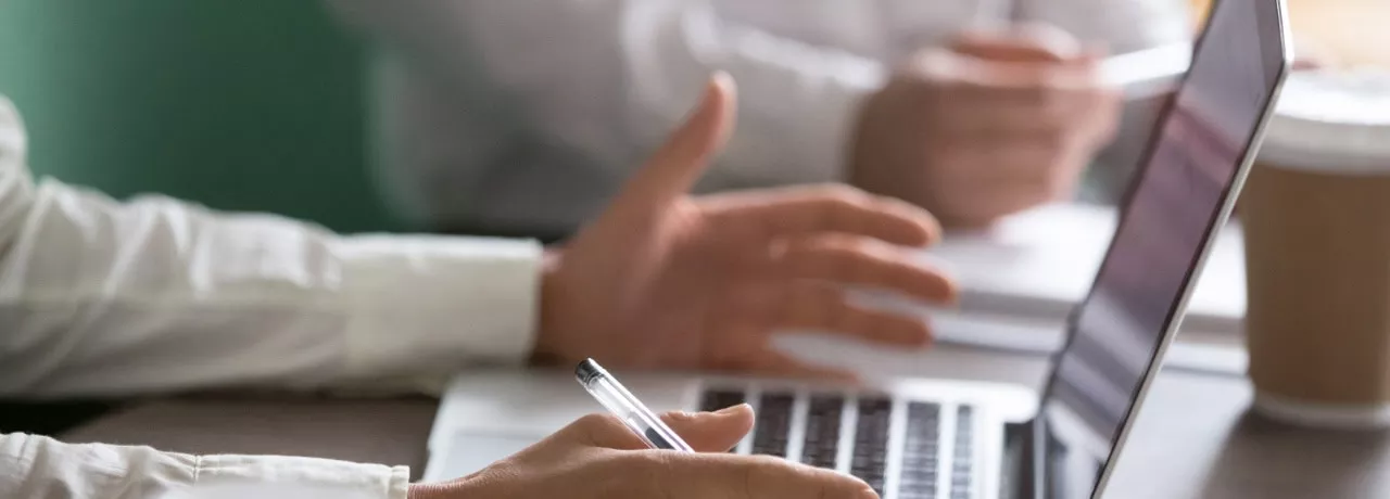 Certificat de rezidenta fiscala - Stabilirea rezidenței fiscale în România- laptop, birou- pluxee.ro 