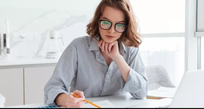 Bilanț contabil - ce este, ce conține - angajata la birou - pluxee.ro 