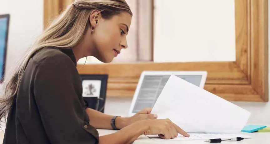 Deducerea personală și suplimentară - angajata verificand acte - pluxee.ro 
