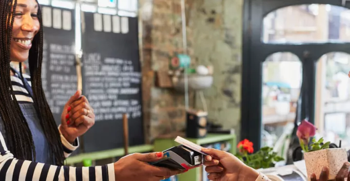 atragerea clientilor in magazin, mesaje - magazin, plata, doua femei- Pluxee Romania 