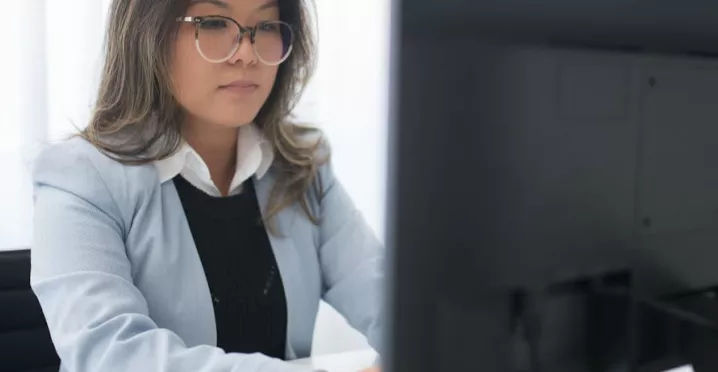 Adeverință de la angajator 2024 - femeie la birou - Pluxee Romania