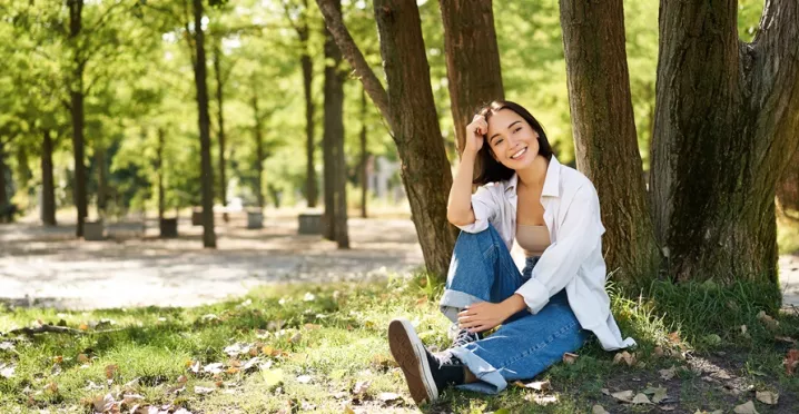 Soluții prin care crești satisfacția angajaților - femeie in parc- Pluxee