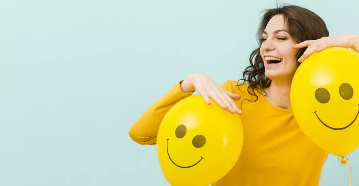 Metode prin care măsori implicarea și fericirea angajaților - femeie cu baloane- Pluxee Romania