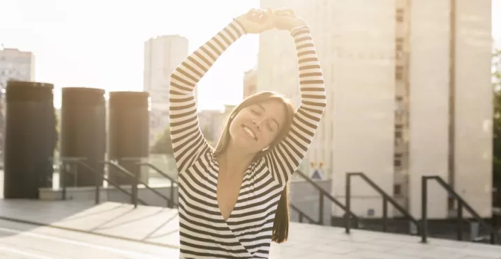 Acordare pachet extrasalarial beneficii flexibile- femeie facand sport-Pluxee.ro