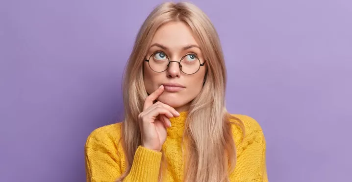 Cum alegi beneficiile extrasalariale - femeie cu ochelari-Pluxee