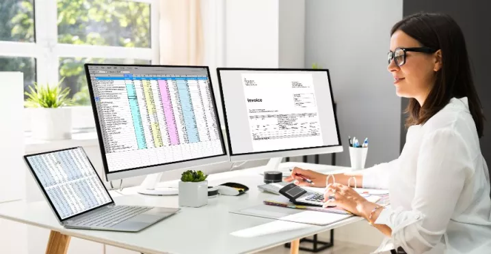 indexarea salariilor cu rata inflatiei, codul muncii - femeie la birou, laptop- Pluxee Romania