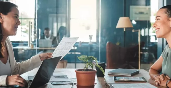 Resurse umane sau HR - doua femei la birou, laptop - Pluxee Romania