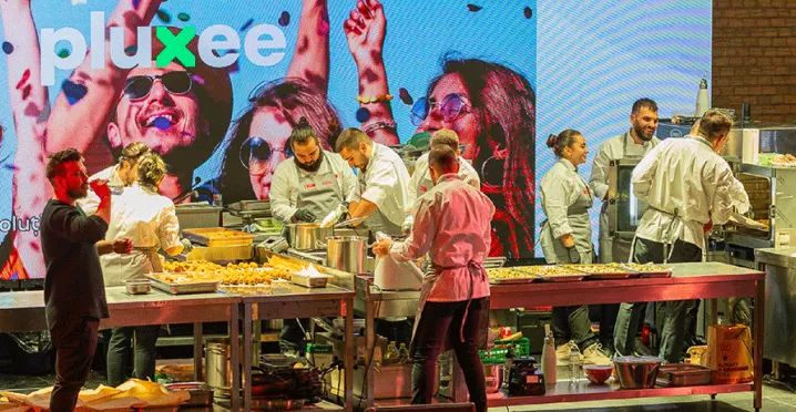 Kitchen Battle sustinut de Pluxee Romania, competiția caritabilă care a adunat 180.000 de euro pentru a oferi mese calde celor vulnerabili 