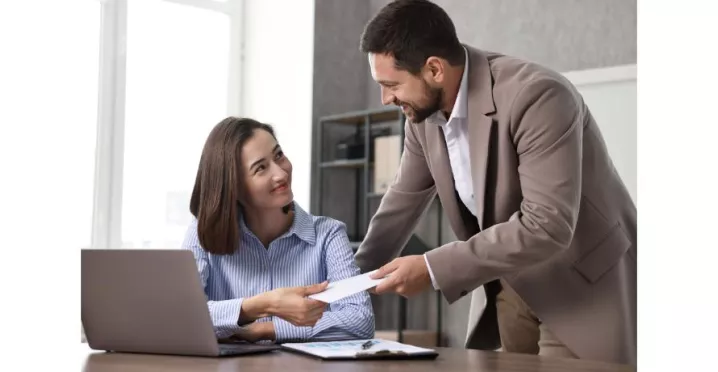 Salarii compensatorii - angajati la birou, laptop, contract - pluxee.ro