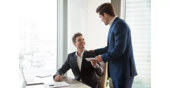 Stat de plata , ce este - barbati la birou - pluxee.ro