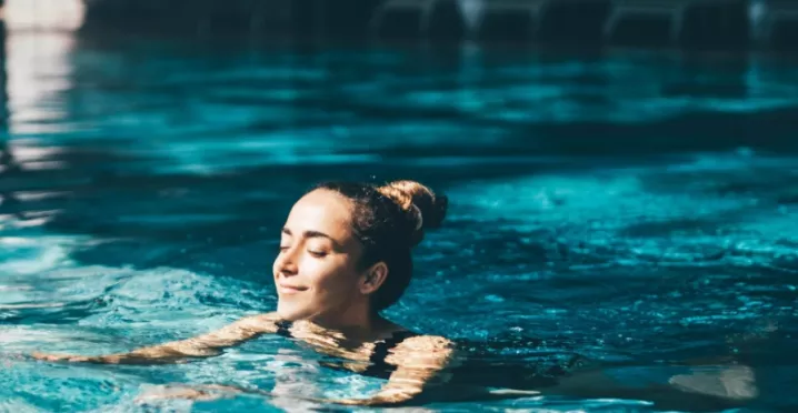 Stațiuni balneare din România - femeie in apa - pluxee.ro