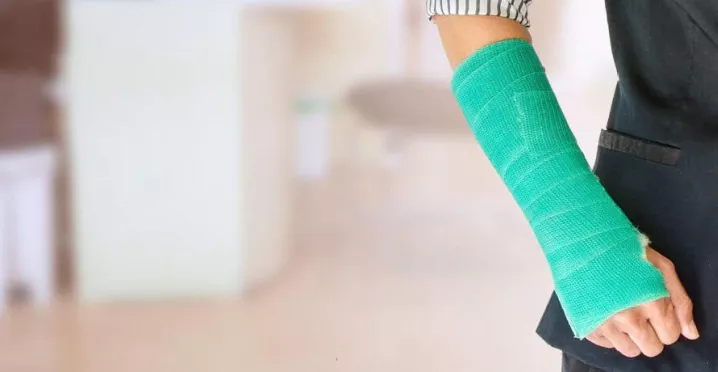 concediu medical - mana cu atela - pluxee.ro
