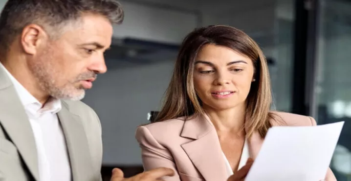 Poprire salariu - angajati discutand contract - pluxee.ro