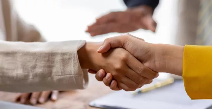Angajat și angajator care ajung la un acord după un litigiu de muncă - pluxee.ro