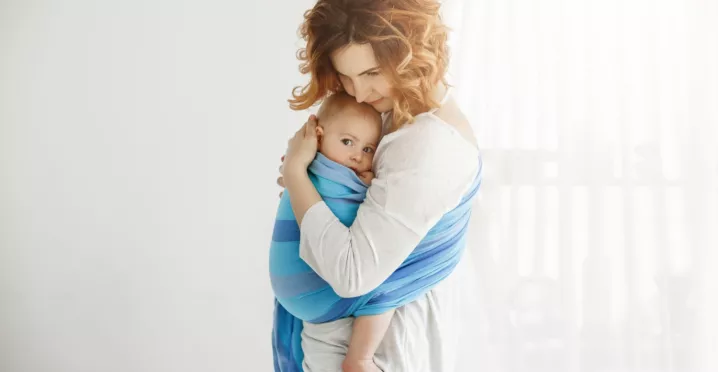 Concediul de maternitate - femeie in brate cu copilul- pluxee.ro