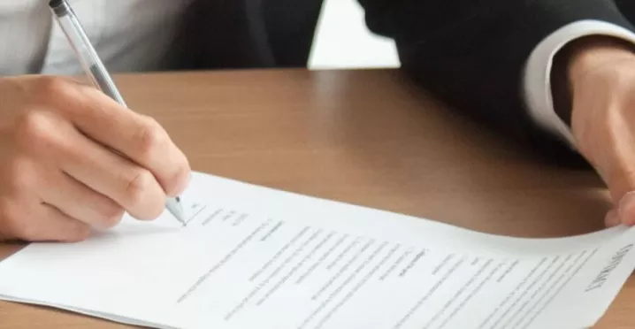 Contractul de muncă pe perioadă determinată - avantaje, dezavantaje, încetare . - pluxee.ro