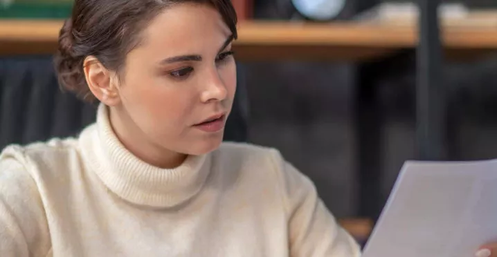 Inspectia muncii, controlul ITM - tot ce trebuie să știi- angajat la birou - pluxee.ro