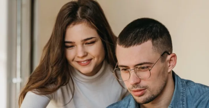 Delegare vs. detașare: diferențe Codul Muncii - angajati la birou - pluxee.ro