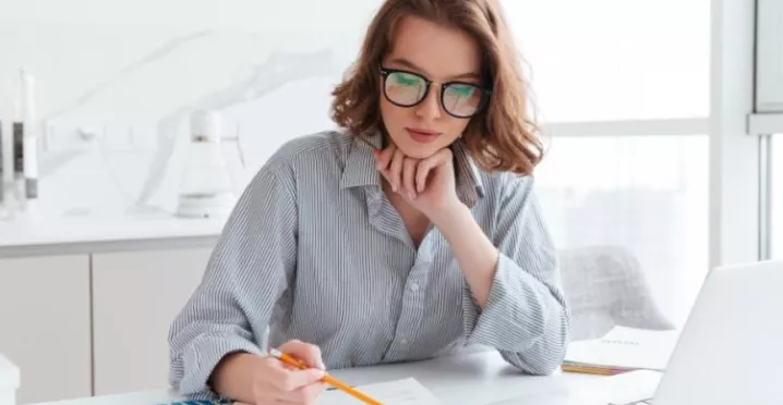 Bilanț contabil - ce este, ce conține - angajata la birou - pluxee.ro