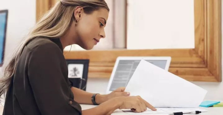 Deducerea personală și suplimentară - angajata verificand acte - pluxee.ro