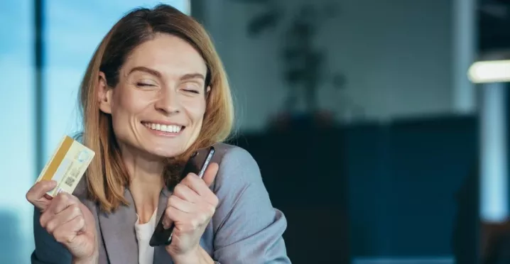 Cum pot optimiza costurile cu tichetele de masă ca IMM - angajata fericita la birou - pluxee.ro