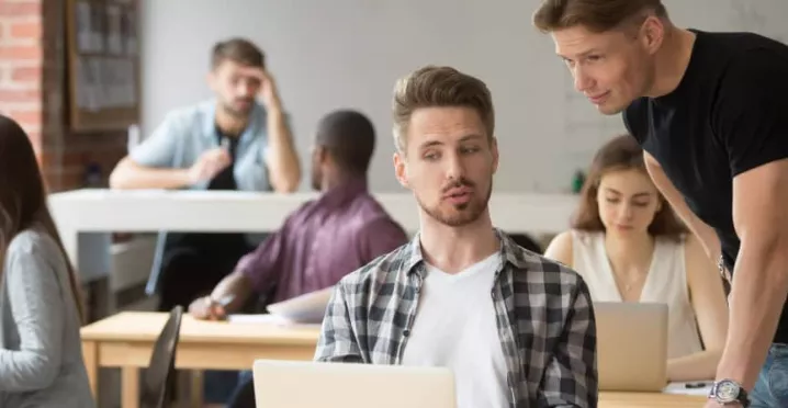 Perioada de probă se plătește?  - angajati la birou - pluxee.ro