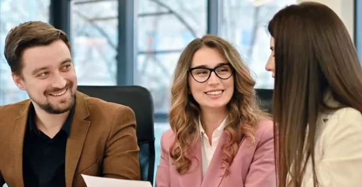 Cum poți acorda tichete de masă angajațilo- echipa la birou - pluxee.ro