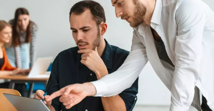 Salariu net vs brut: ce înseamnă, cum se calculează - angajati discutand la birou - pluxee.ro