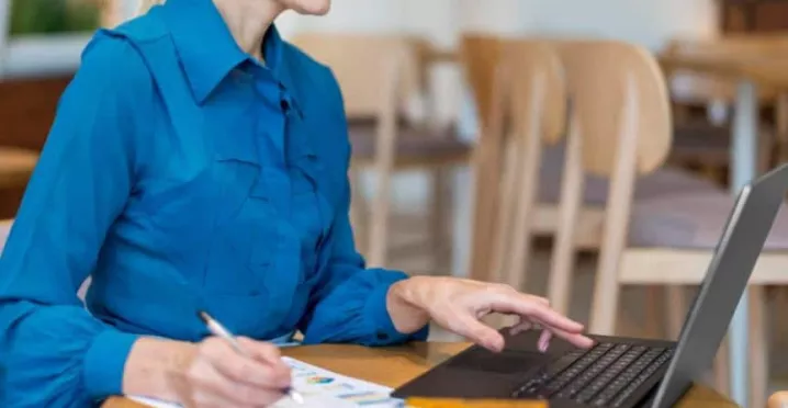 Cum se calculează salariul - angajat, laptop- pluxee.ro