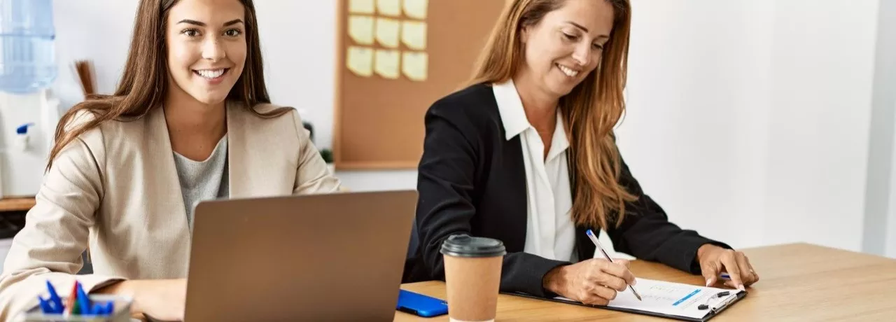 Ore suplimentare, impozit, calcul, spor- femei lucrand la birou- Pluxee