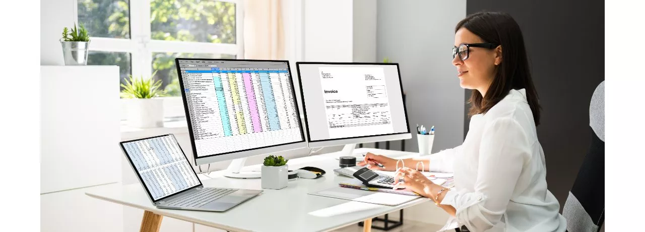 indexarea salariilor cu rata inflatiei, codul muncii - femeie la birou, laptop- Pluxee Romania