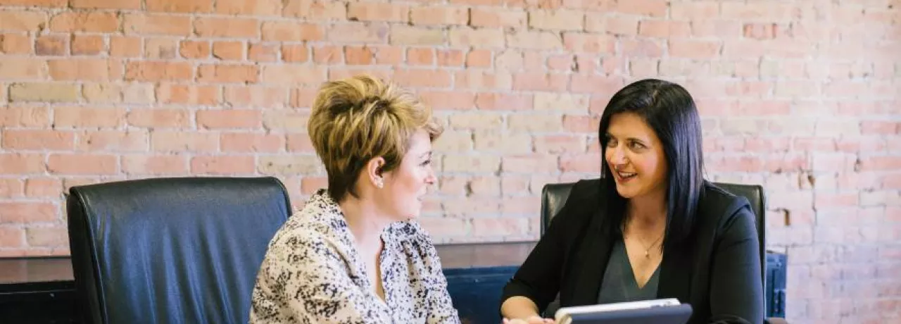 Contractul colectiv de muncă - doua femei la birou- Pluxee Romania