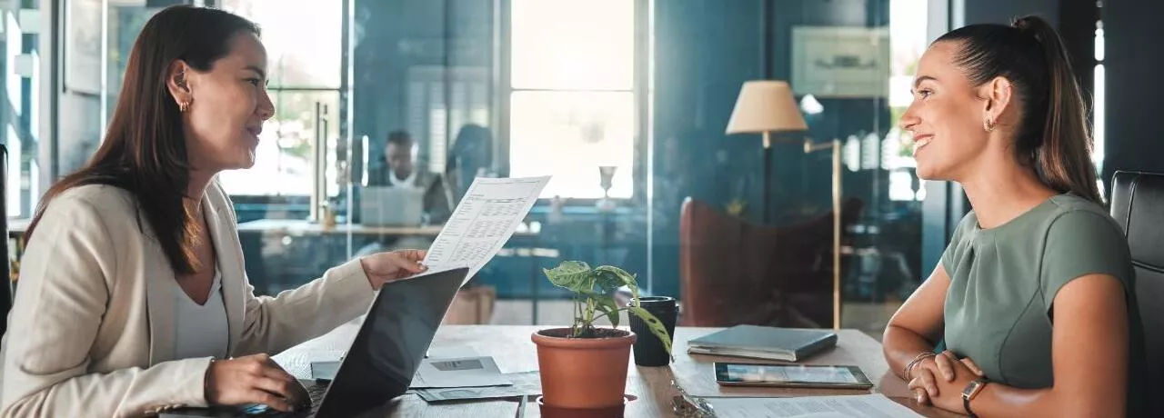 Resurse umane sau HR - doua femei la birou, laptop - Pluxee Romania