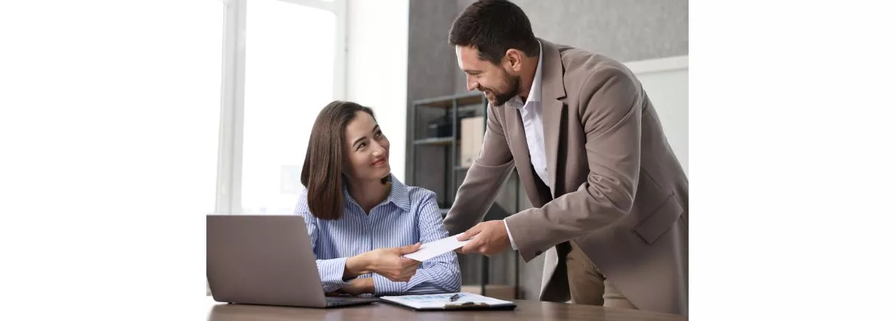 Salarii compensatorii - angajati la birou, laptop, contract - pluxee.ro