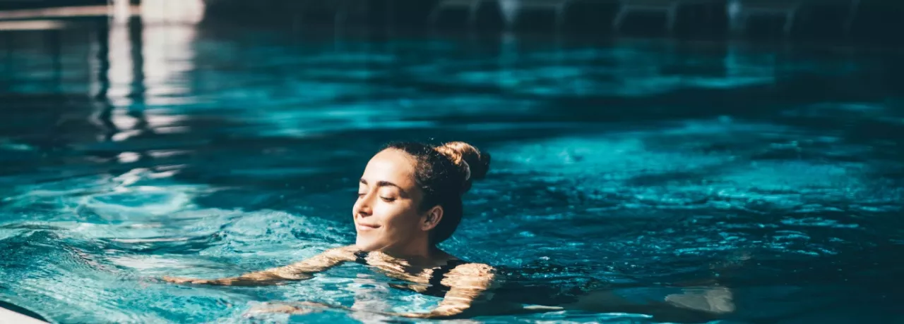 Stațiuni balneare din România - femeie in apa - pluxee.ro