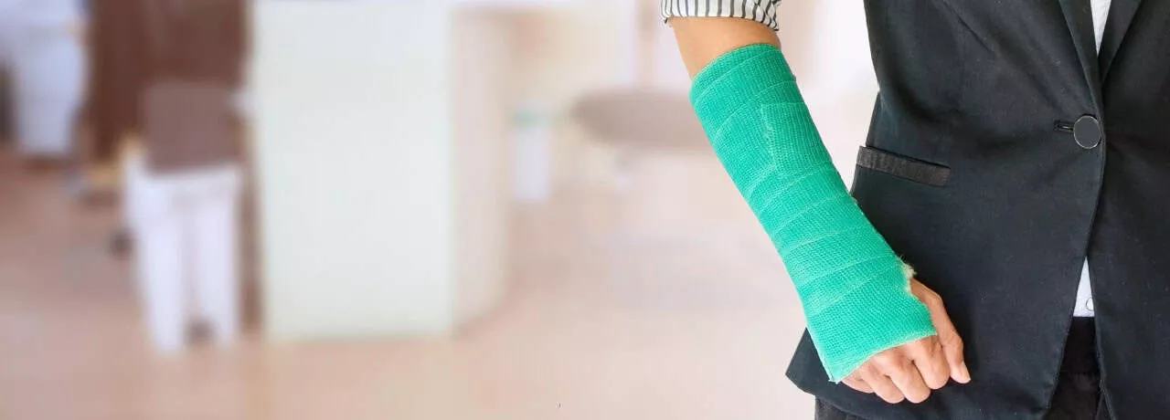 concediu medical - mana cu atela - pluxee.ro