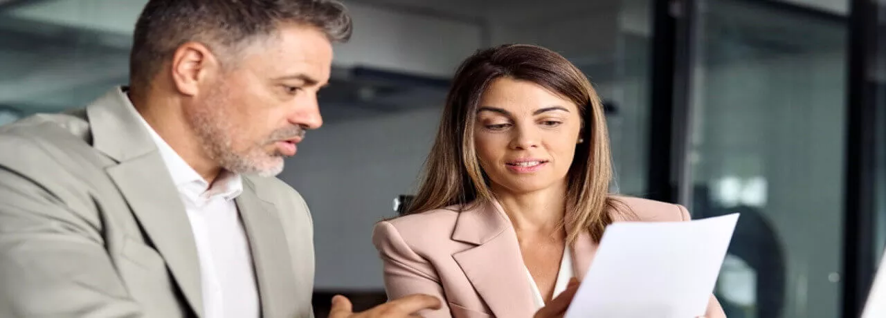 Poprire salariu - angajati discutand contract - pluxee.ro